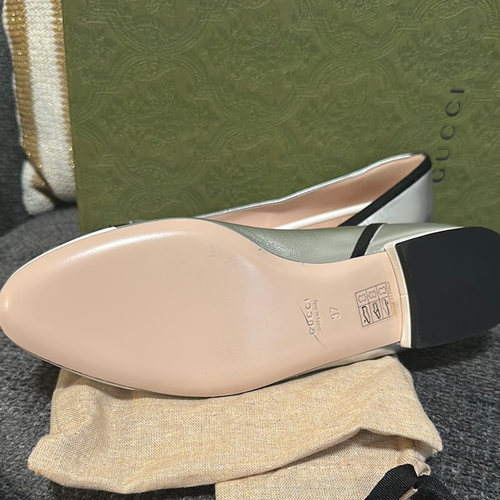 Gucci Black and White Flats with Elegant Design - Picture 3 of 8